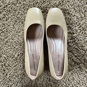 NWOB Donald Pliner Corin mid-heel pump 8.5m